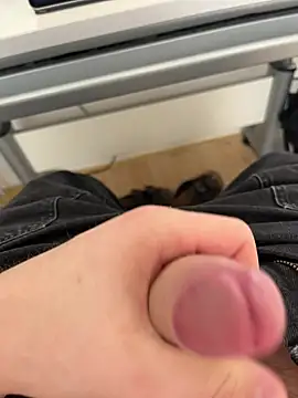 hannes256102 online show from April 20, 3:36 pm