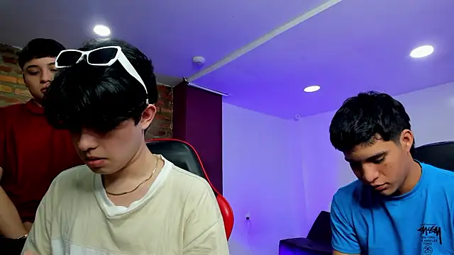 HotThreesoome online show from March 10, 12:22 pm