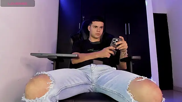 Liam Mateo online show from April 7, 4:56 am