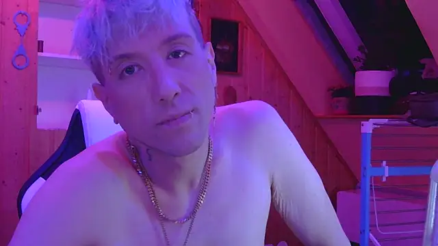 AskAveryAnything online show from April 27, 9:09 pm