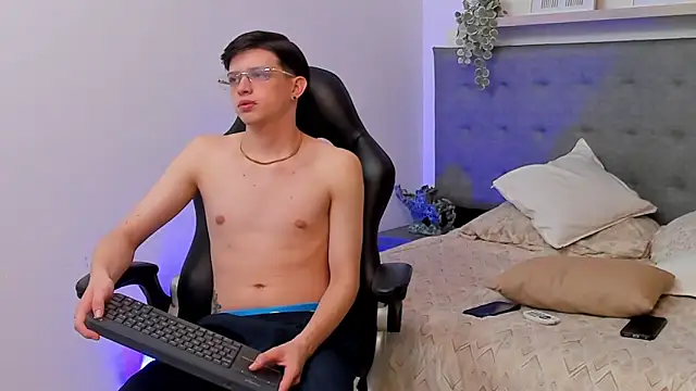 sebastamayo  online show from February 27, 9:10 am