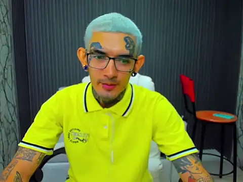 Boy tatto77 online show from December 17, 8:26 pm