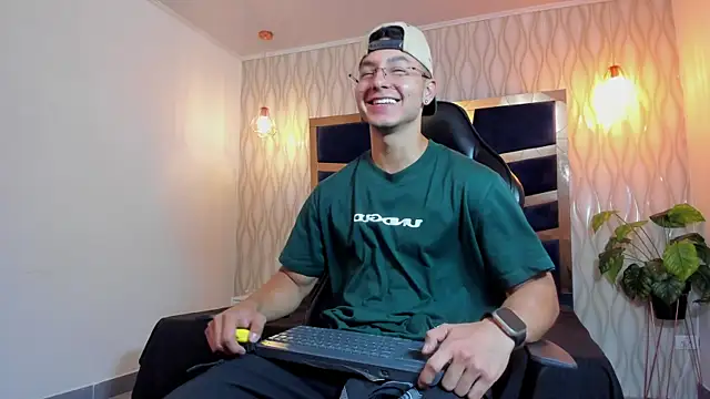 Noah Clarkk online show from April 21, 5:30 pm