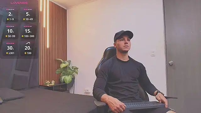 Noah Clarkk online show from April 25, 5:21 pm