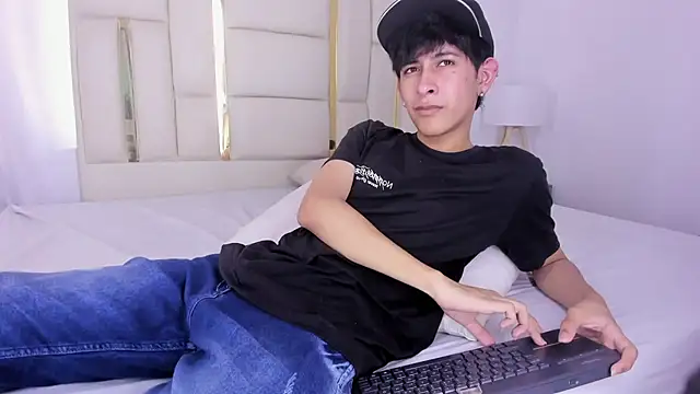 julian xx online show from July 22, 7:50 pm
