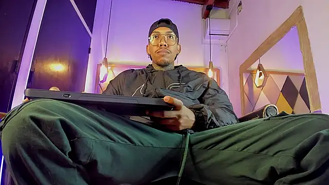 ThiagoBerry online show from March 5, 12:12 pm