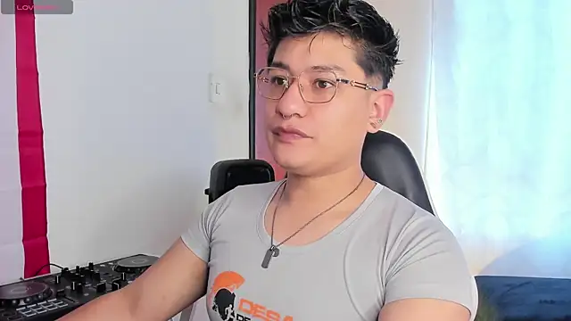 Theo Rowan online show from April 21, 12:22 pm