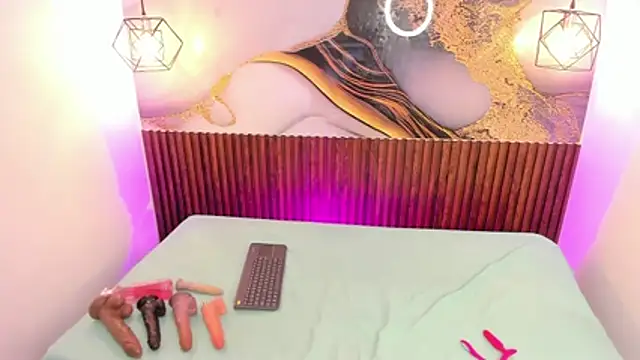 ReneePaz online show from April 21, 6:47 pm