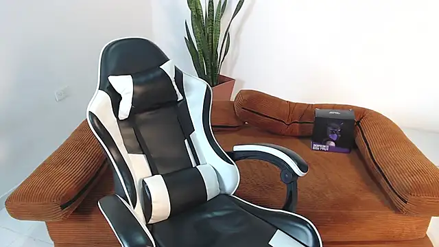 DarrenColleen online show from April 18, 10:53 pm