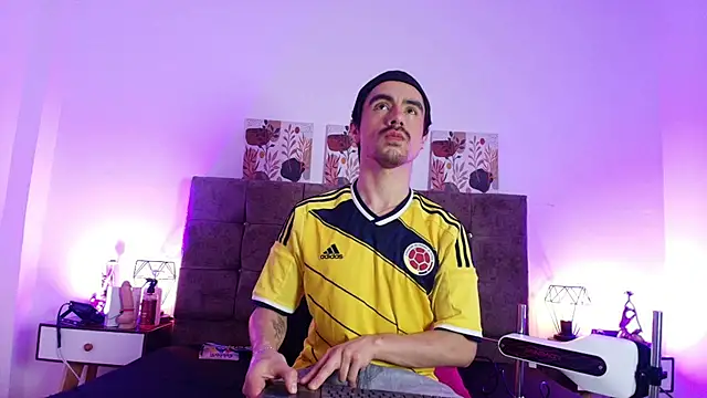 Ethan Briggs  online show from June 18, 3:41 am