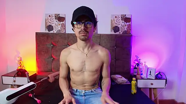 Ethan Briggs  online show from July 30, 3:50 am