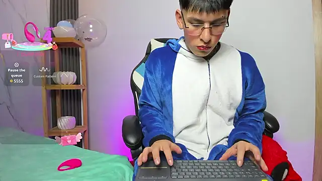 Alexander Collinss online show from March 8, 3:43 am