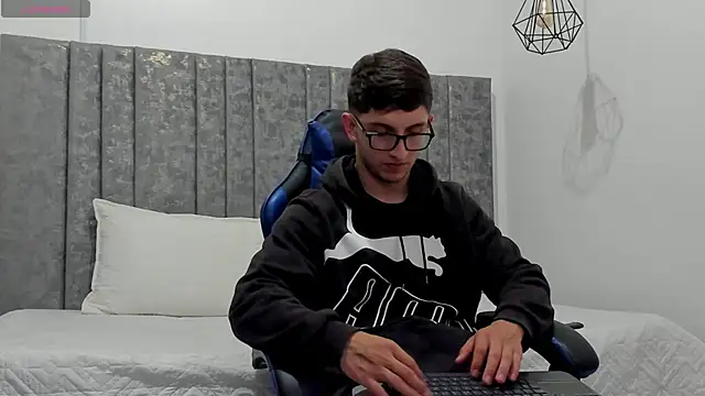 Calvin Hunter online show from March 28, 1:06 am