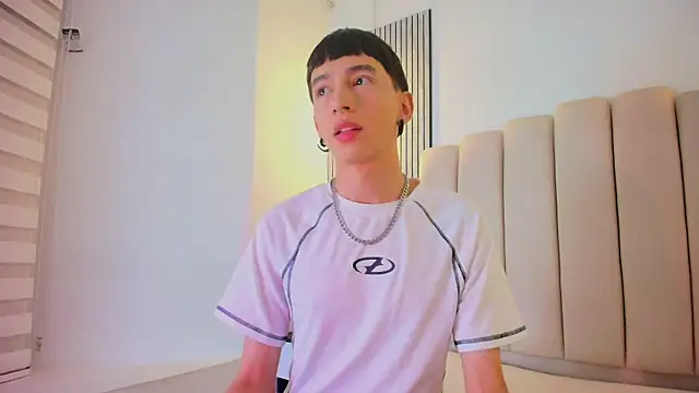 lian cameron online show from April 25, 4:04 am