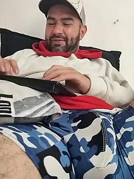 hairyandbigmann online show from March 7, 6:17 pm