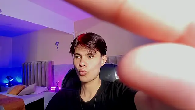 Derek Sinn online show from April 20, 8:00 pm