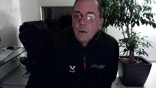 erw4n38 online show from February 4, 9:54 pm