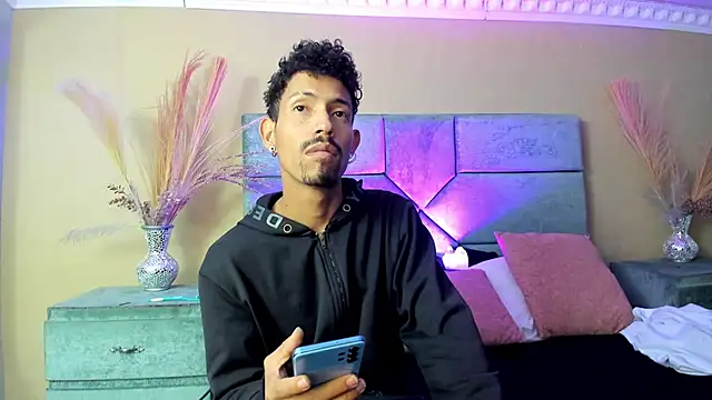 NoaahTylor online show from June 9, 4:03 am