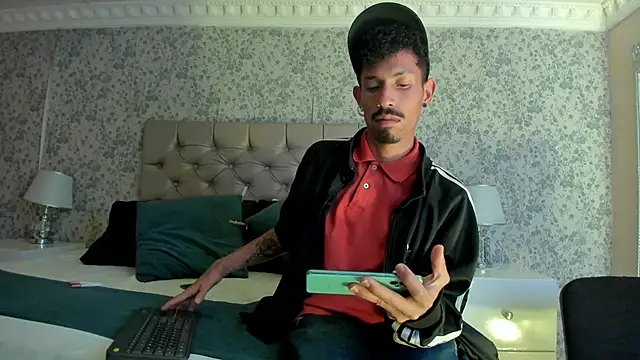 NoaahTylor online show from April 22, 4:19 am