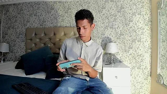 NoaahTylor online show from April 24, 8:22 pm