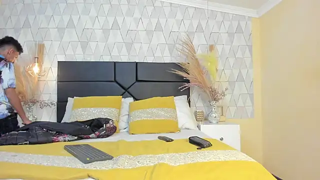 NoaahTylor online show from March 16, 6:39 am