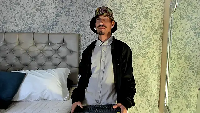 NoaahTylor online show from April 21, 4:18 am