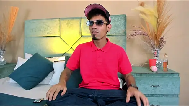 NoaahTylor online show from July 19, 4:40 am
