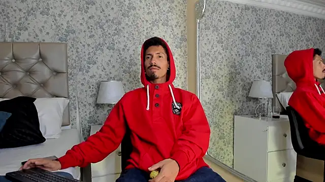 NoaahTylor online show from April 23, 4:28 am