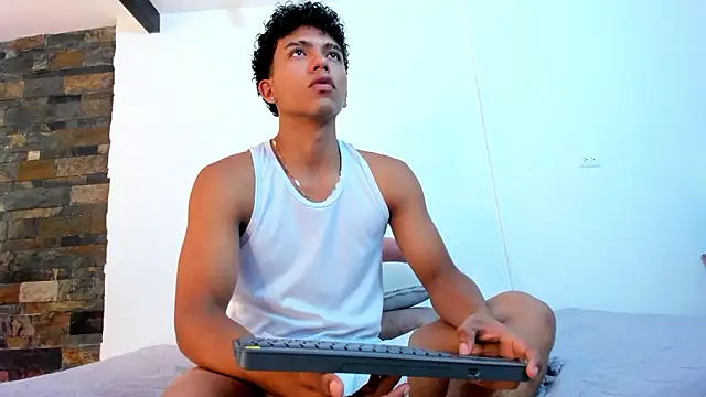 jhoystrong  online show from February 17, 7:24 pm