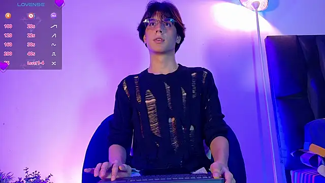 lui x dust online show from April 23, 3:33 am