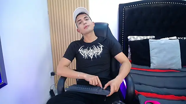 NewYoungHot online show from April 22, 8:35 pm