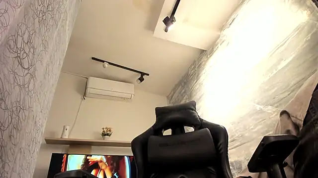 DylanRoyce  online show from April 22, 1:05 pm