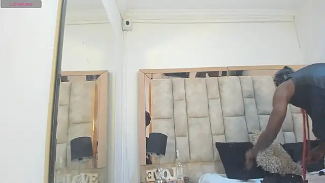 Titan Moreno  online show from April 20, 12:30 pm