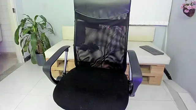 Nahomy Collins  online show from March 9, 8:03 pm