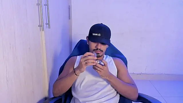 jossi12345j online show from April 18, 9:00 am