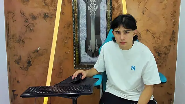 monky 0002 online show from July 11, 4:25 am