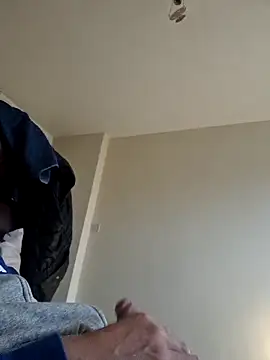 hulllad40 online show from March 6, 8:11 am