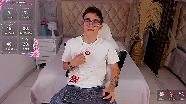 TylerCross  online show from March 24, 9:41 pm