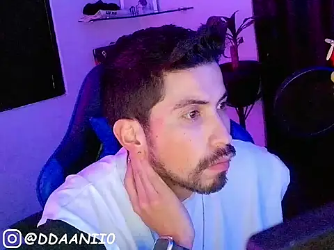 ddaanii0 online show from March 12, 11:40 am