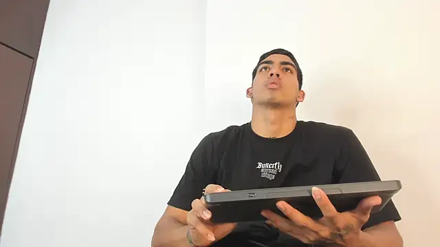 Milo LatinBoy online show from March 27, 7:15 pm