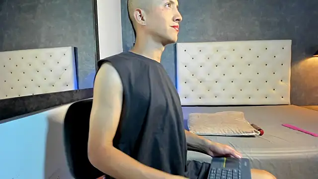 Jara Chick online show from May 6, 7:36 pm