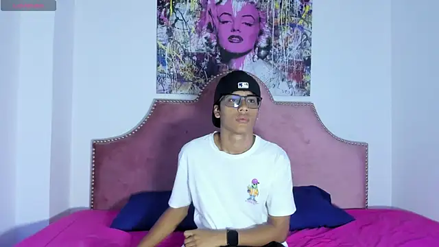 LiamKron online show from April 10, 11:39 am