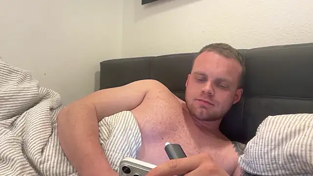 hallihallo12343 online show from April 21, 9:10 pm