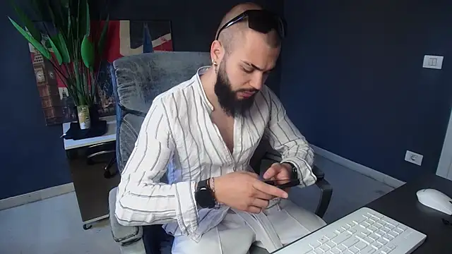 OscarWillss online show from June 18, 4:58 am