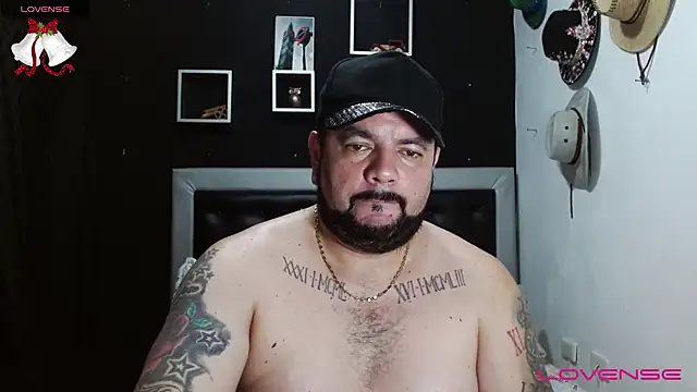 Snapshot of perverseveteranmanxxx chatting on December 27, 3:20 am perverseveteranmanxxx online show from December 27, 3:20 am