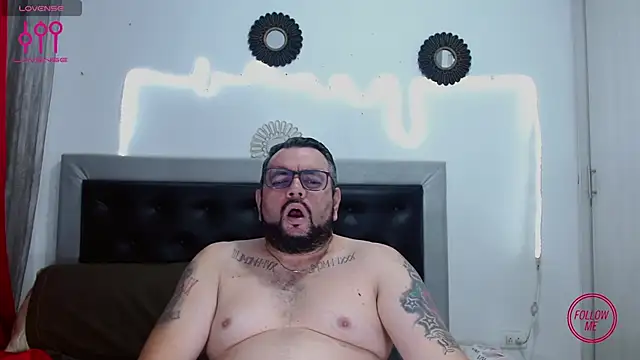 Snapshot of perverseveteranmanxxx chatting on October 17, 2:37 am perverseveteranmanxxx online show from October 17, 2:37 am