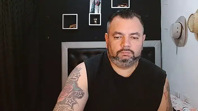 Snapshot of perverseveteranmanxxx chatting on January 25, 4:02 am perverseveteranmanxxx online show from January 25, 4:02 am