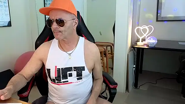 Snapshot of hotdadbod chatting on February 11, 9:35 pm hotdadbod online show from February 11, 9:35 pm