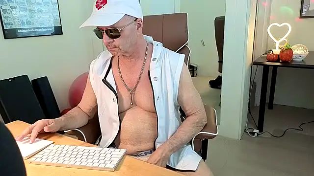 Snapshot of hotdadbod chatting on October 17, 8:35 pm hotdadbod online show from October 17, 8:35 pm