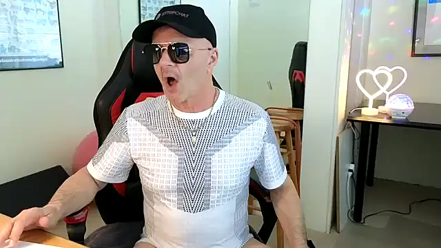 Snapshot of hotdadbod chatting on February 9, 9:39 pm hotdadbod online show from February 9, 9:39 pm